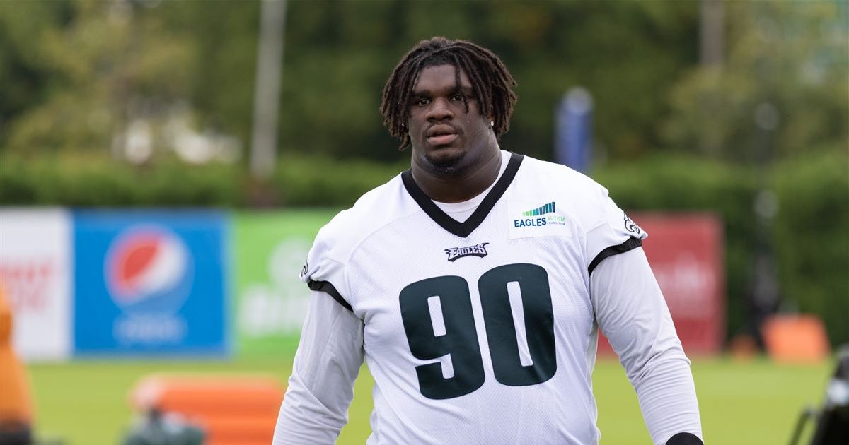 Philadelphia Eagles rookie DL Jordan Davis defends rookie C Cam Jurgens