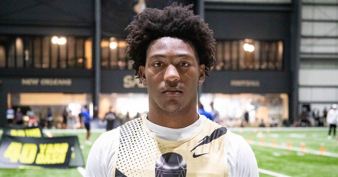 Who leads for recruits officially visiting Auburn this weekend?