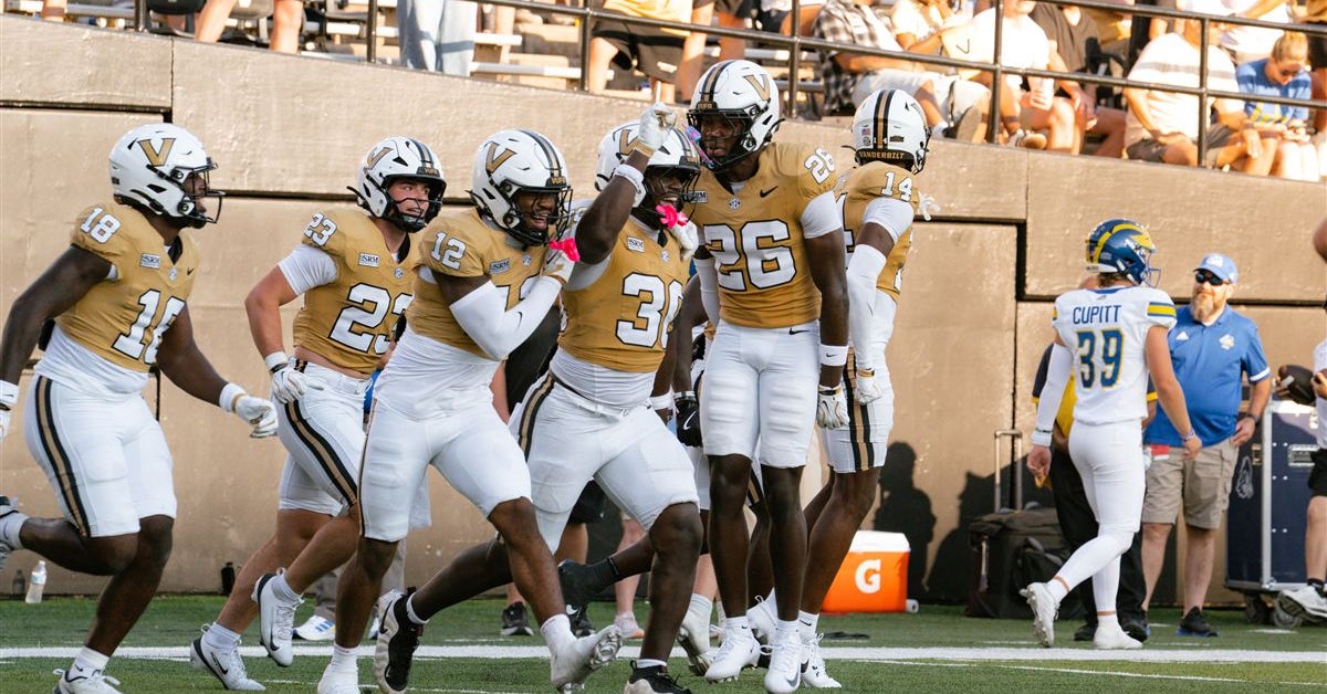 Vanderbilt overcomes halftime deficit behind Jared Curtis to earn 35-26 win over Delaware