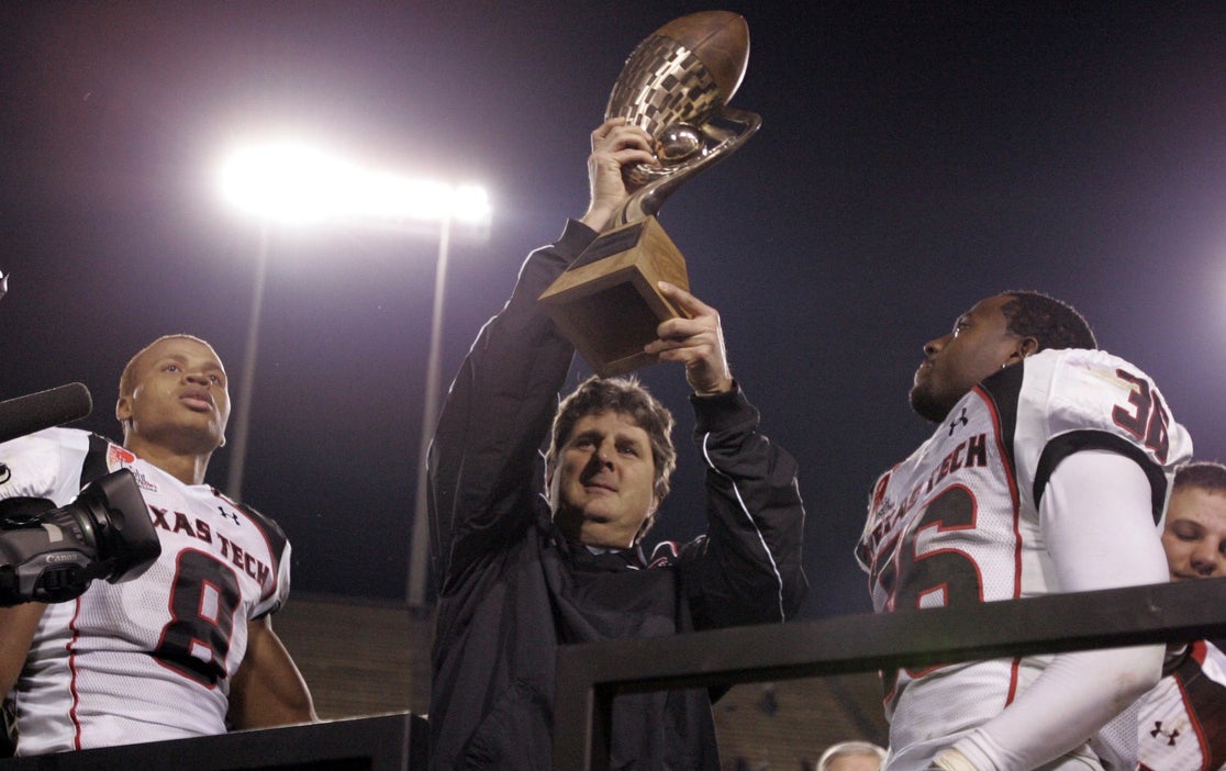 College football community mourns the death of Coach Mike Leach