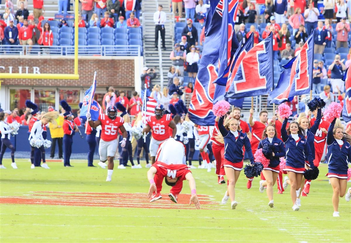 A year after his infamous leg lift, Elijah Moore looks for redemption in  latest Egg Bowl - ESPN