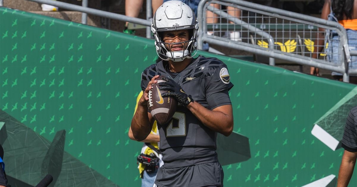 Who has the quarterback edge Oregon's Dante Moore or Indiana's Fernando Mendoza?