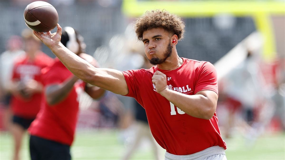 Myles Burkett is a potential quarterback candidate for Wisconsin in 2023.