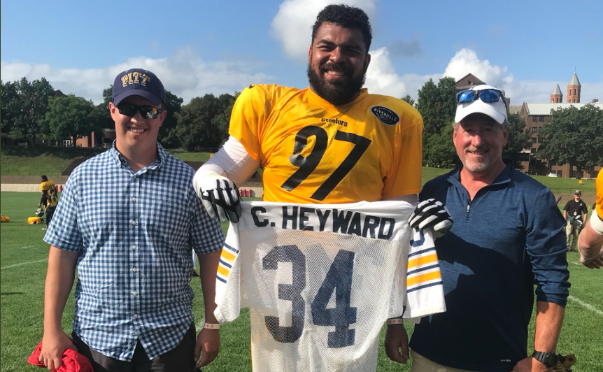 Heyward brothers share touching moment, touchdown to honor late father  'Ironhead' Heyward