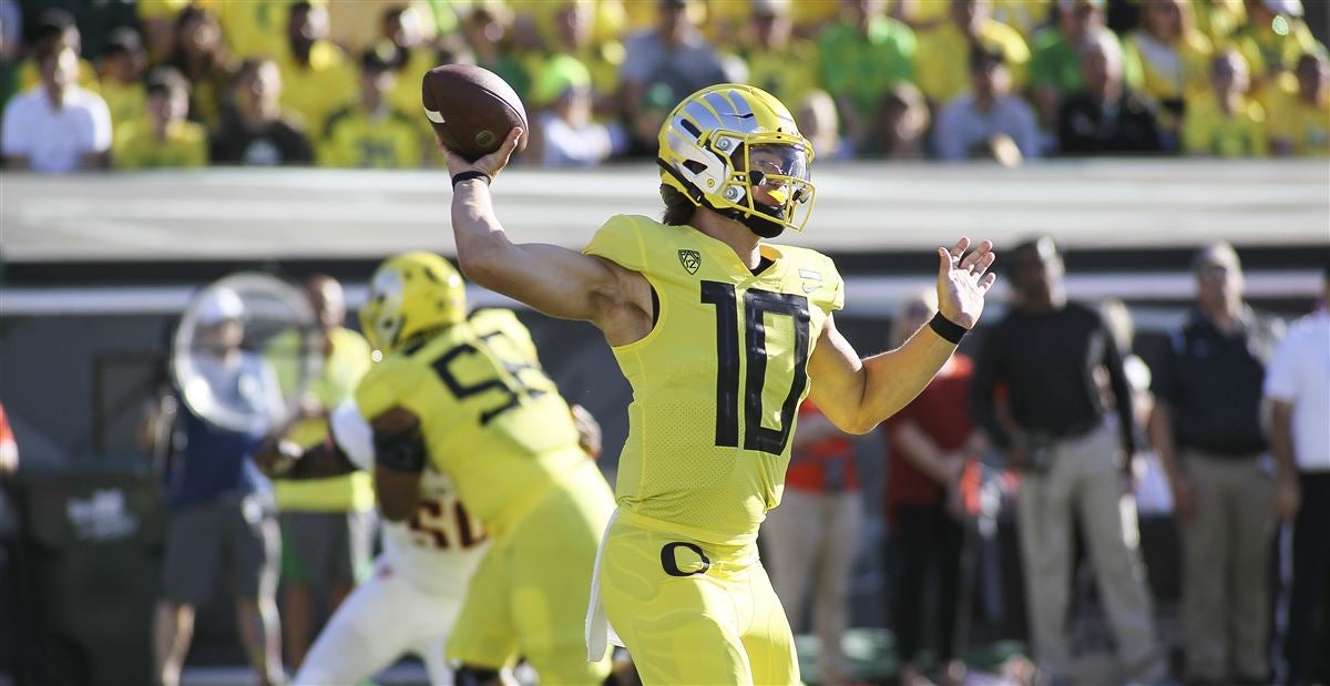 Oregon Ducks roll past UCLA behind Justin Herbert and Dillon Mitchell