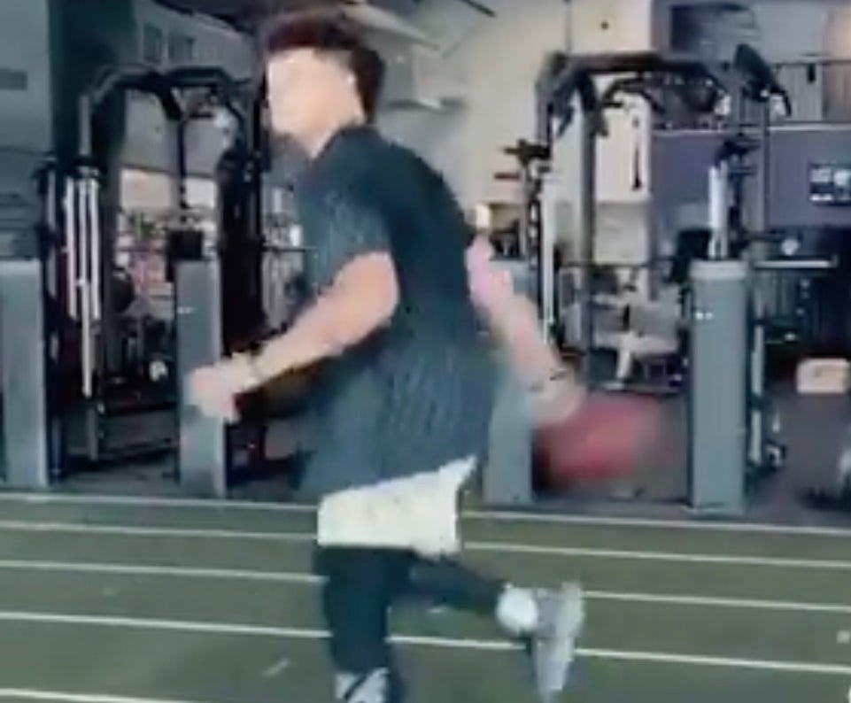 WATCH: Patrick Mahomes throws insane behind-the-back pass