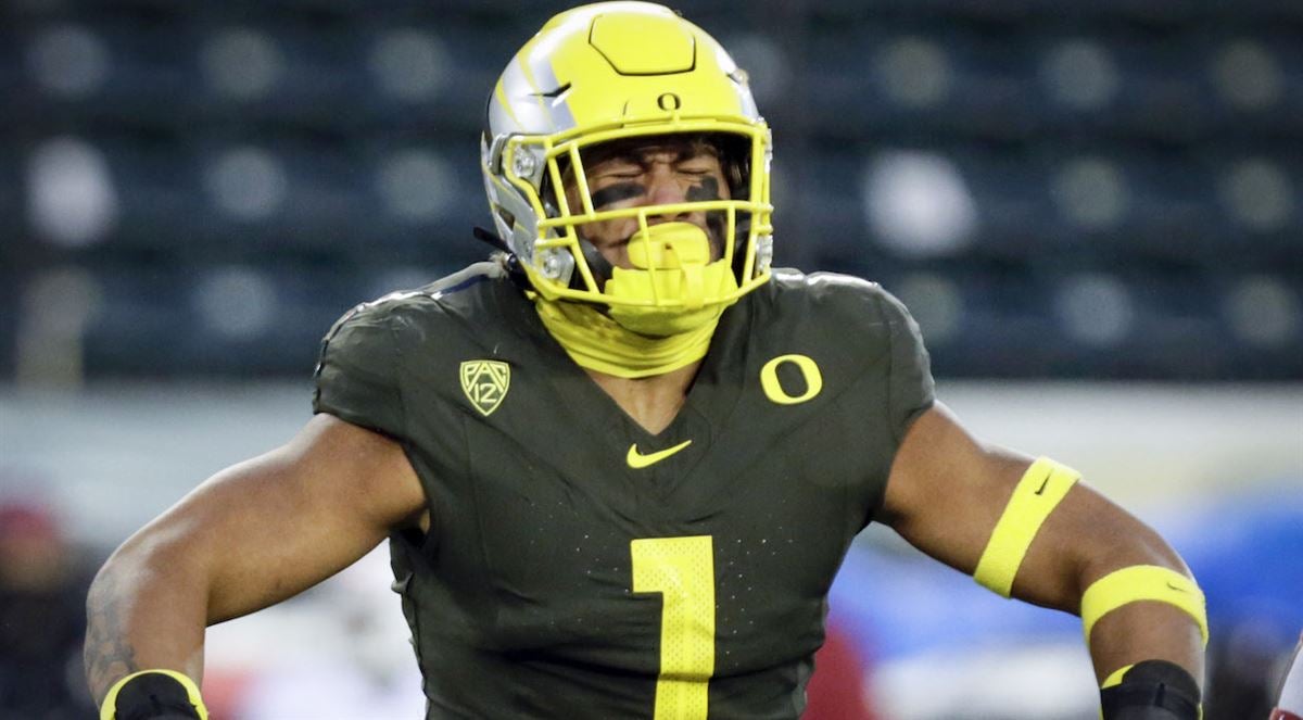 Oregon Ducks Noah Sewell back at practice after leaving UCLA game