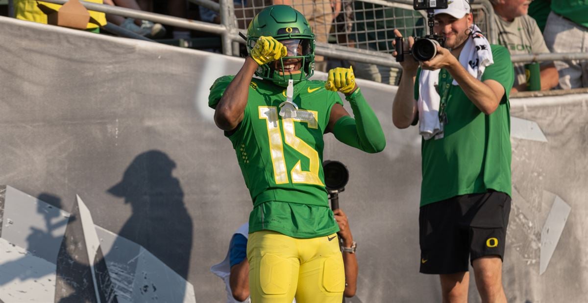 Bo Nix throws 3 TD passes, Oregon routs Hawaii 55-10