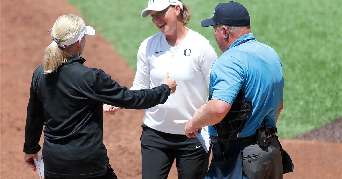Oregon softball bounces back from first loss with five straight wins in Phoenix