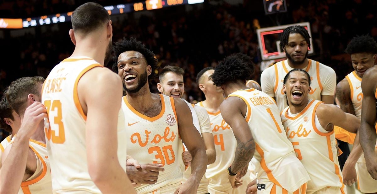 Tennessee Basketball Moves Up In AP Poll After Texas Win