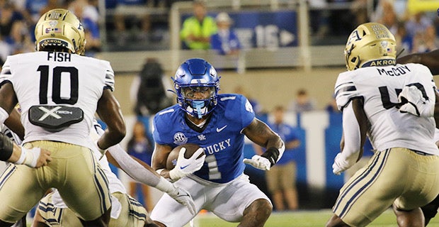 Devin Leary, Ray Davis lead Kentucky over Akron Zips