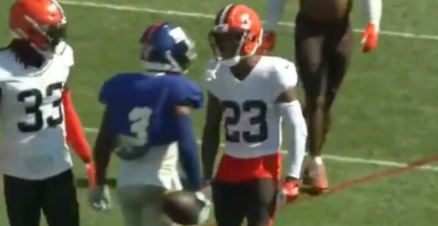 Browns' Troy Hill, Giants' Sterling Shepard square off after practice