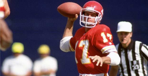 Helmet Stalker on X: The Kansas City Chiefs will be the first team since  the 1993-1994 Buffalo Bills to enter the Super Bowl wearing red helmets.   / X