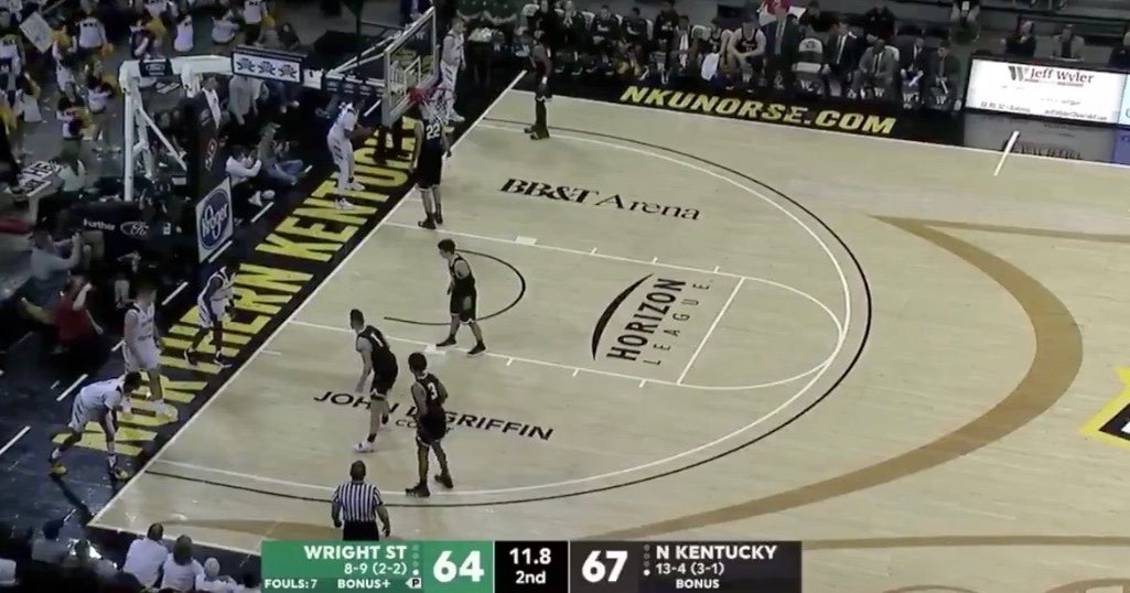 Basketball team runs football play to seal a win