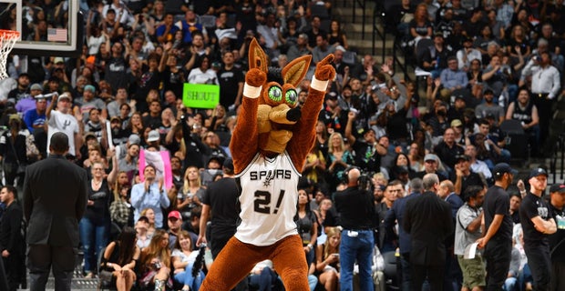 WATCH: Spurs mascot Coyote catches loose bat with net