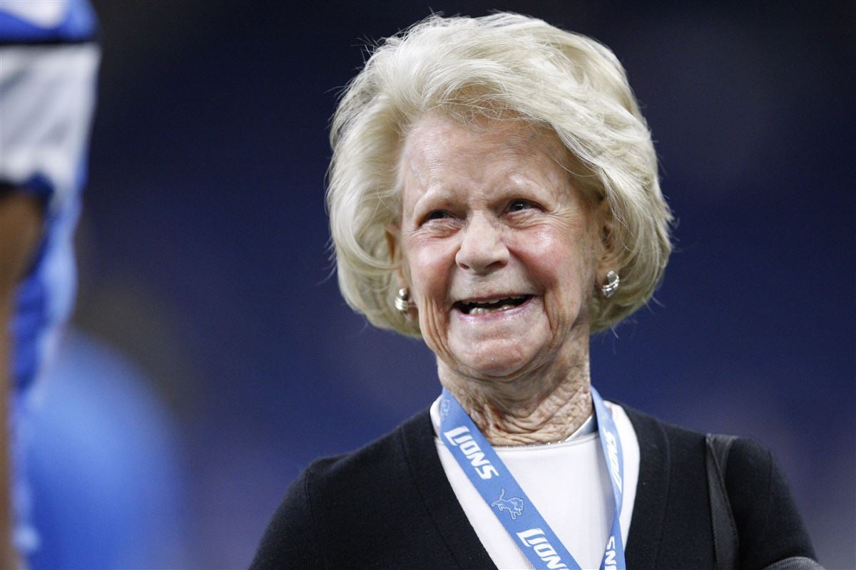Lions owner Martha Ford, Rob Sims pose for awesome photo