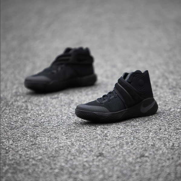 kyrie 2 triple black