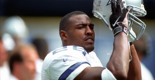 Defensive back Darren Woodson of the Dallas Cowboys looks on during a  News Photo - Getty Images