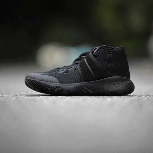 kyrie 2 triple black