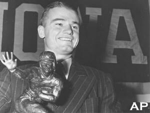 Look Heisman Trophy Honors Iowa S Nile Kinnick On Memorial Day