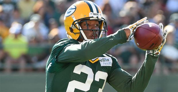 Denver Broncos wide receiver Demaryius Thomas (88) catches a 6-yard pass  against the Green Bay Packers linebacker Clay Matthews (L) and cornerback  Damarious Randall (23) to the one-yard line in the first