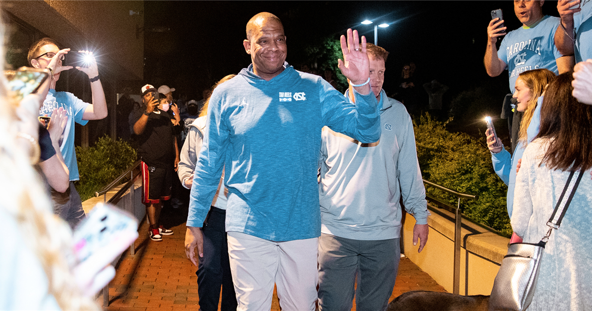 Fans Welcome UNC Back to Chapel Hill, Celebrate Sweet 16