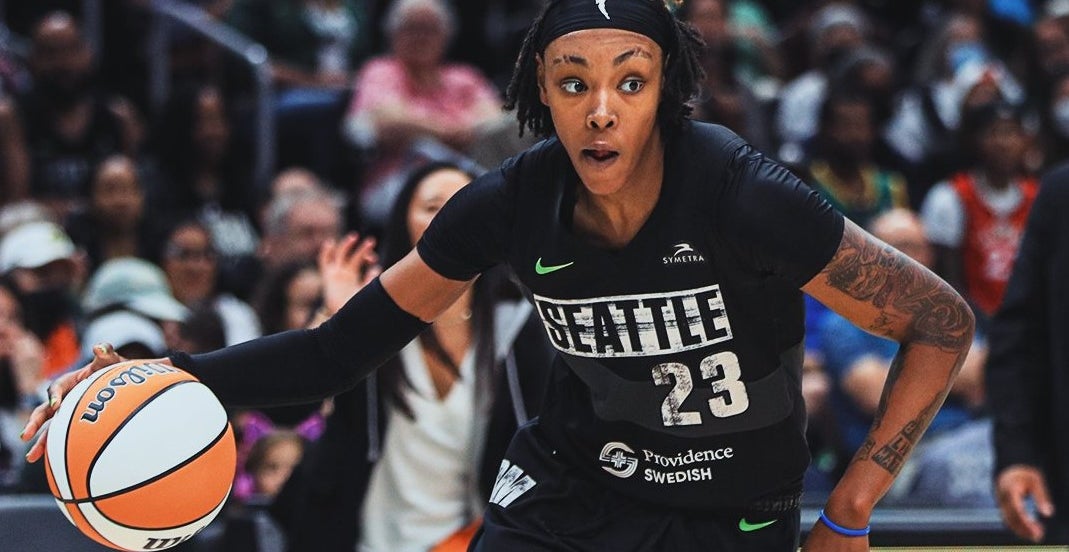 Seattle surprises Jordan Horston with Tennessee 'graduation'