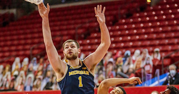 Hunter Dickinson receives props from Wisconsin coach Greg Gard