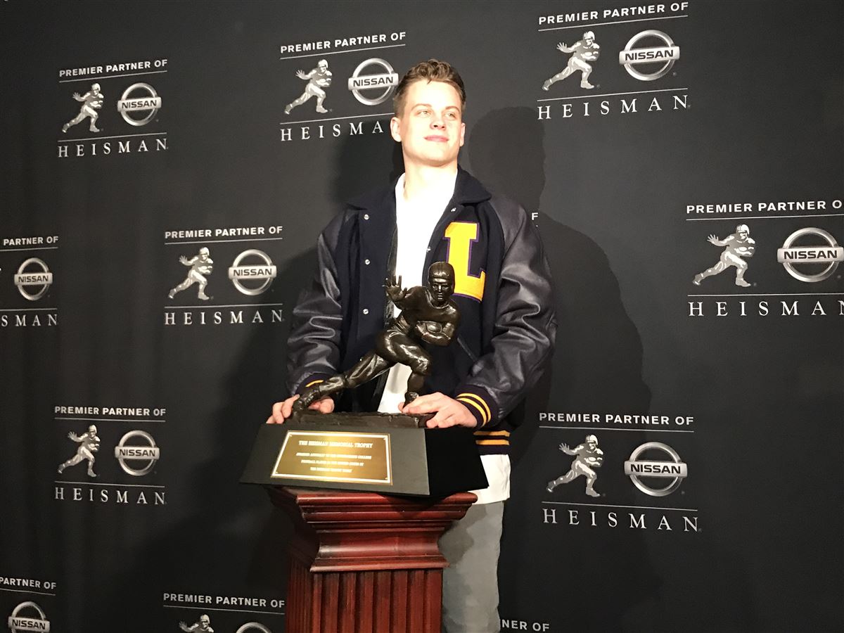 Joe Burrow Wins 2019 Unitas Golden Arm Award, Likely His First of