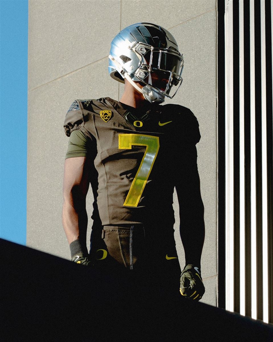 Oregon unveils Duck uniforms for Las Vegas Bowl
