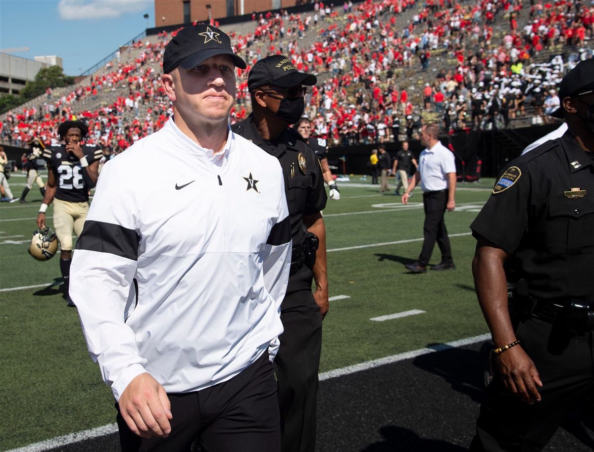 Daniels plays quarter as No. 2 Georgia dominates Vandy 62-0