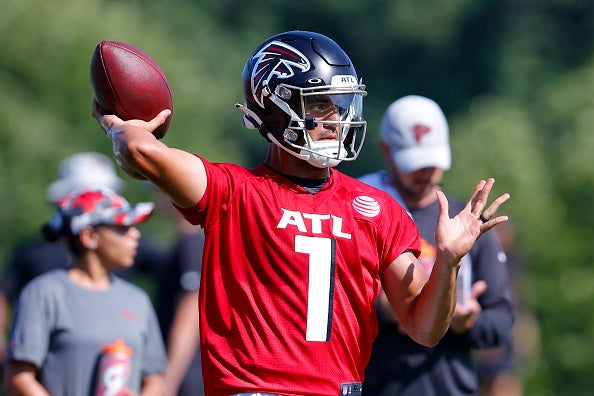 Falcons OTAs: Marcus Mariota connects with Kyle Pitts on deep ball