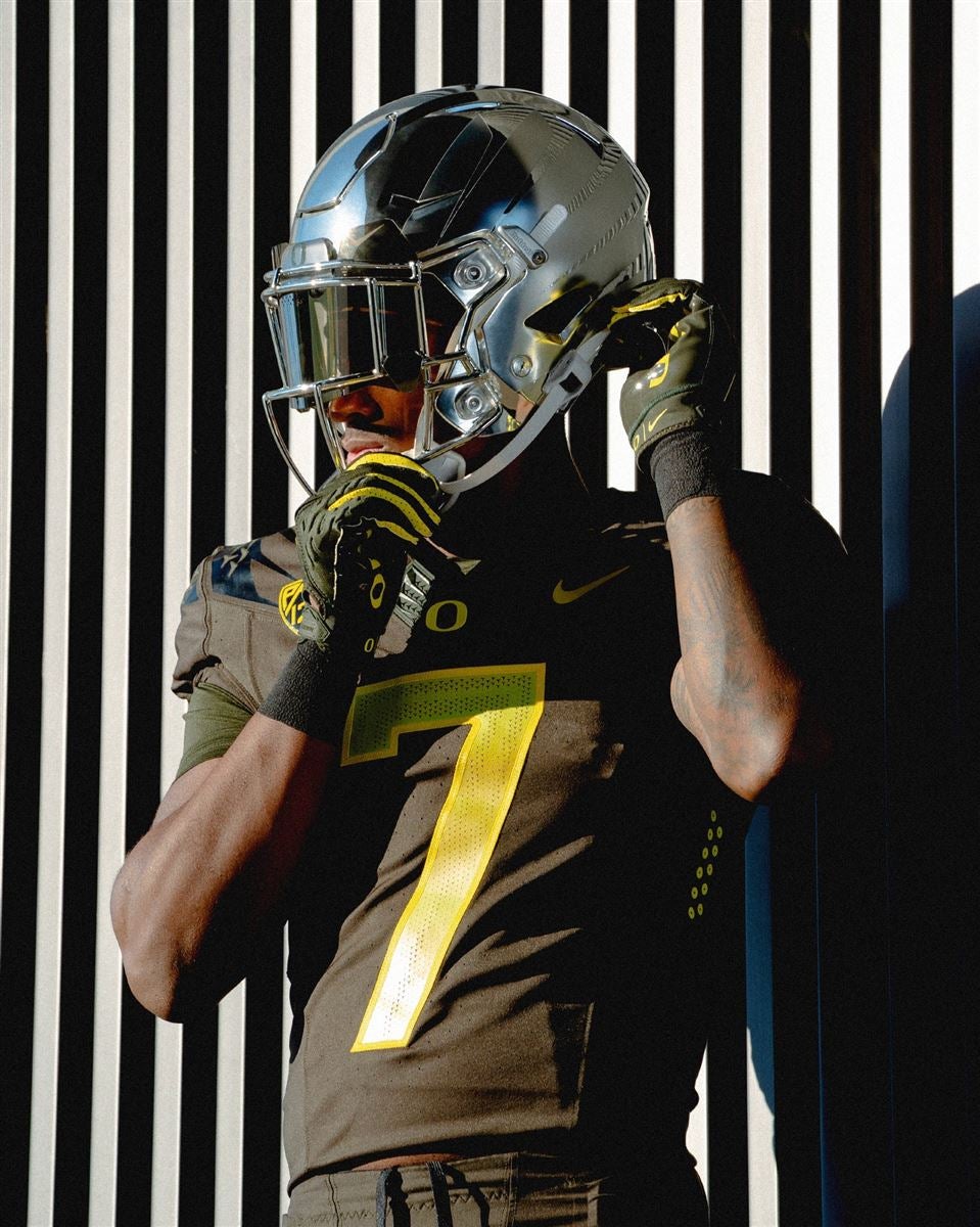 Oregon unveils Duck uniforms for Las Vegas Bowl