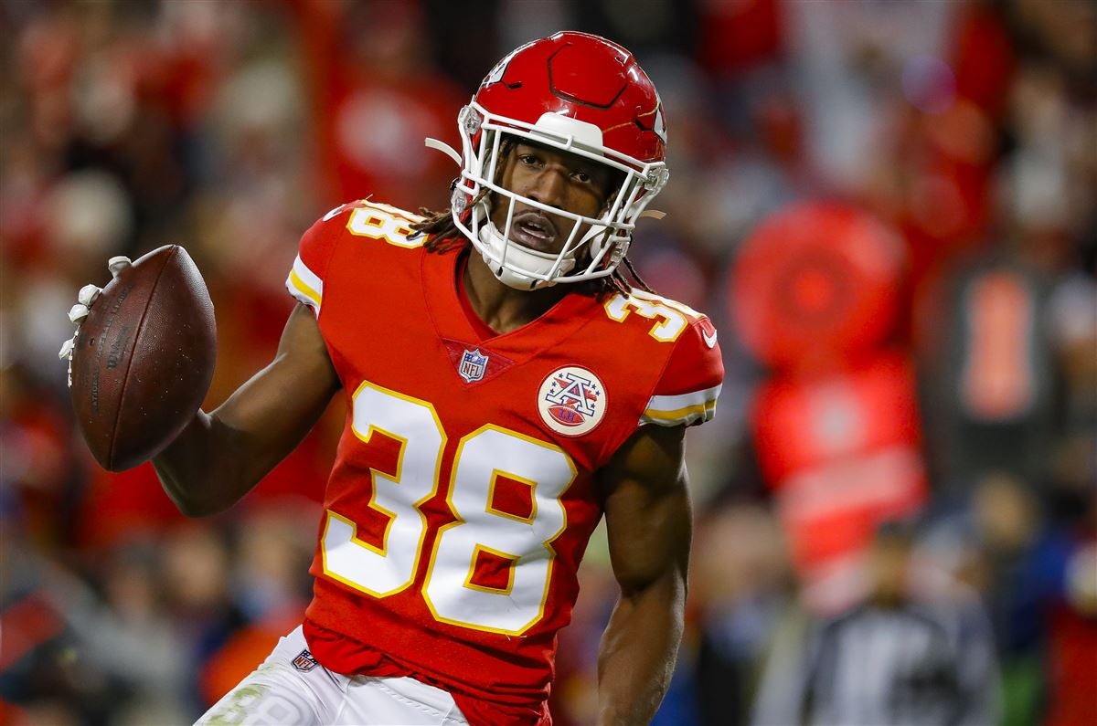 Report: Chiefs CB L'Jarius Sneed suffers hip pointer injury against Broncos