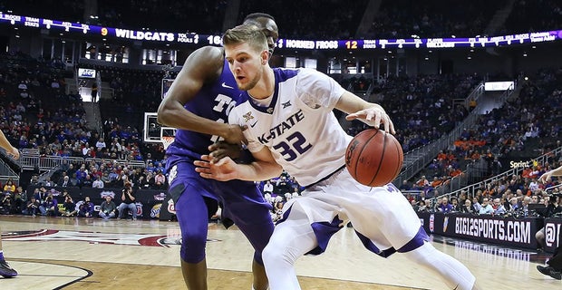 Dean Wade surprises young fan with K-State basketball jersey