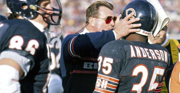 Chicago Bears quarterback Jim McMahon calls signals under center Jay  News Photo - Getty Images