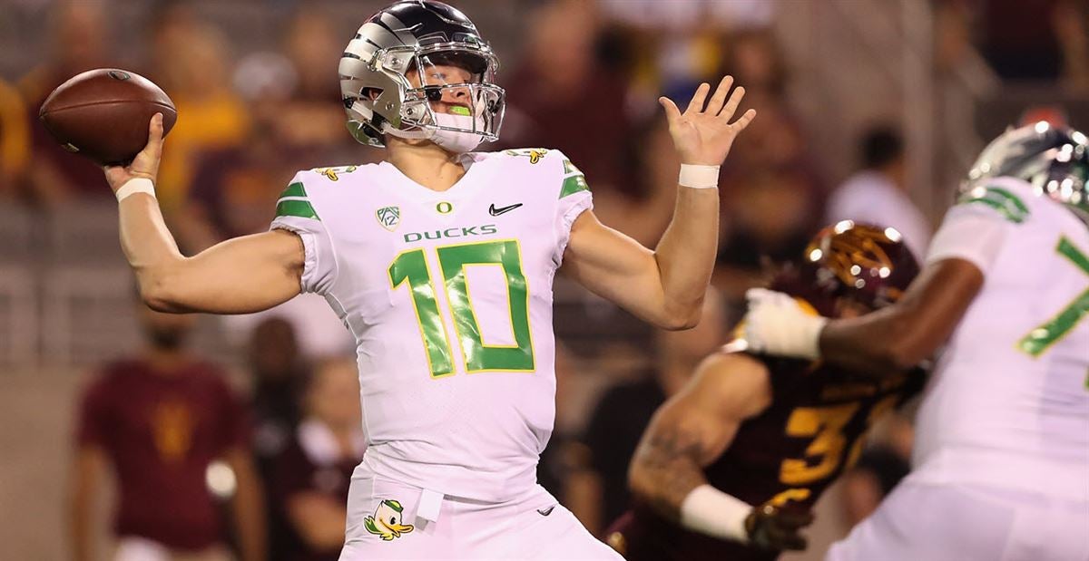 Oregon quarterback Justin Herbert (10) and tight end Patrick