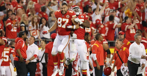 Chris Jones reacts to Travis Kelce dunking on him during football practice