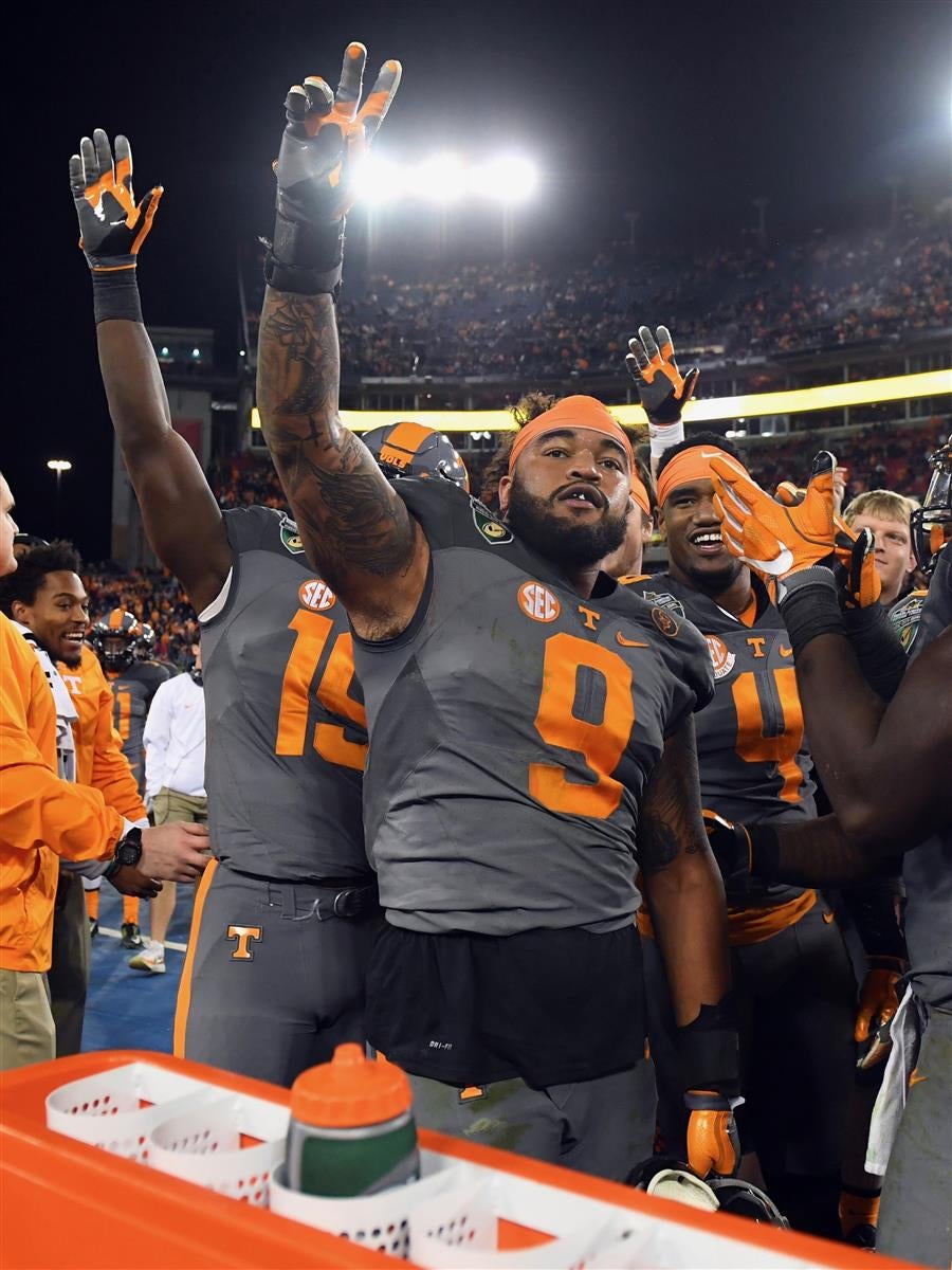 Tennessee star Derek Barnett completely manhandled the Florida