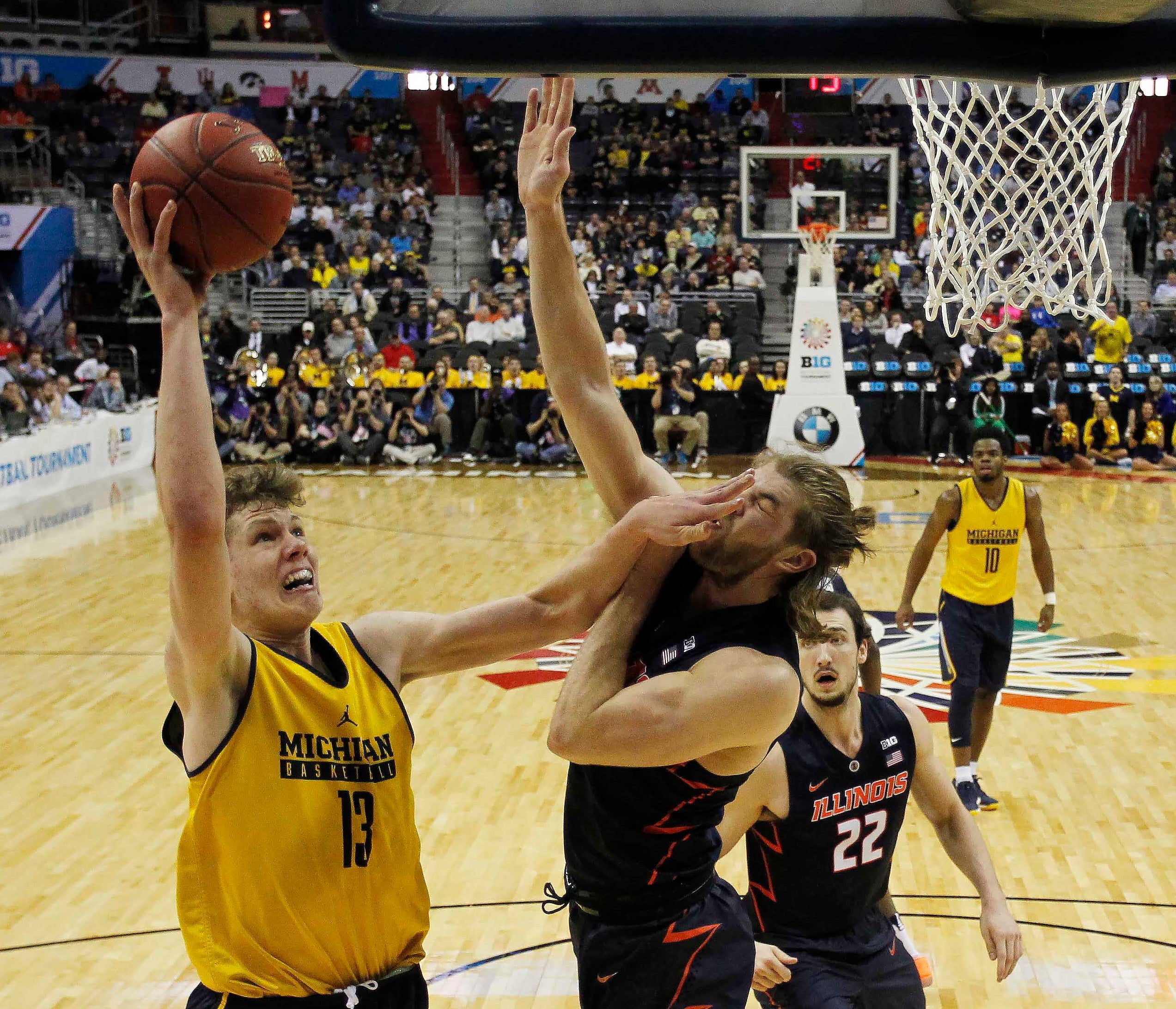 Michigan basketball played in practice uniforms after its plane skidded off  the end of the runway 