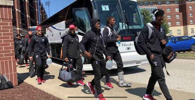 Mathis arrives at Akron stadium in walking boot; not warming up