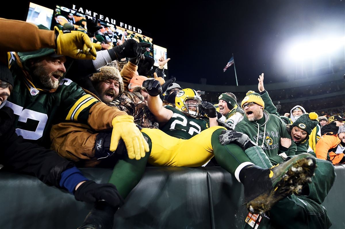 Packers' Jaire Alexander swaps double-bird salute with Eagles fan