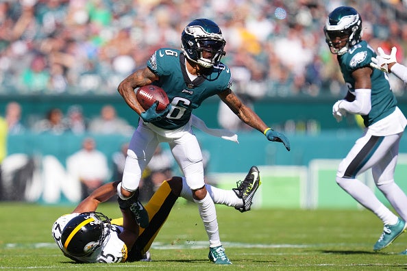 DeVonta Smith embraces supporting role on 8-0 Eagles