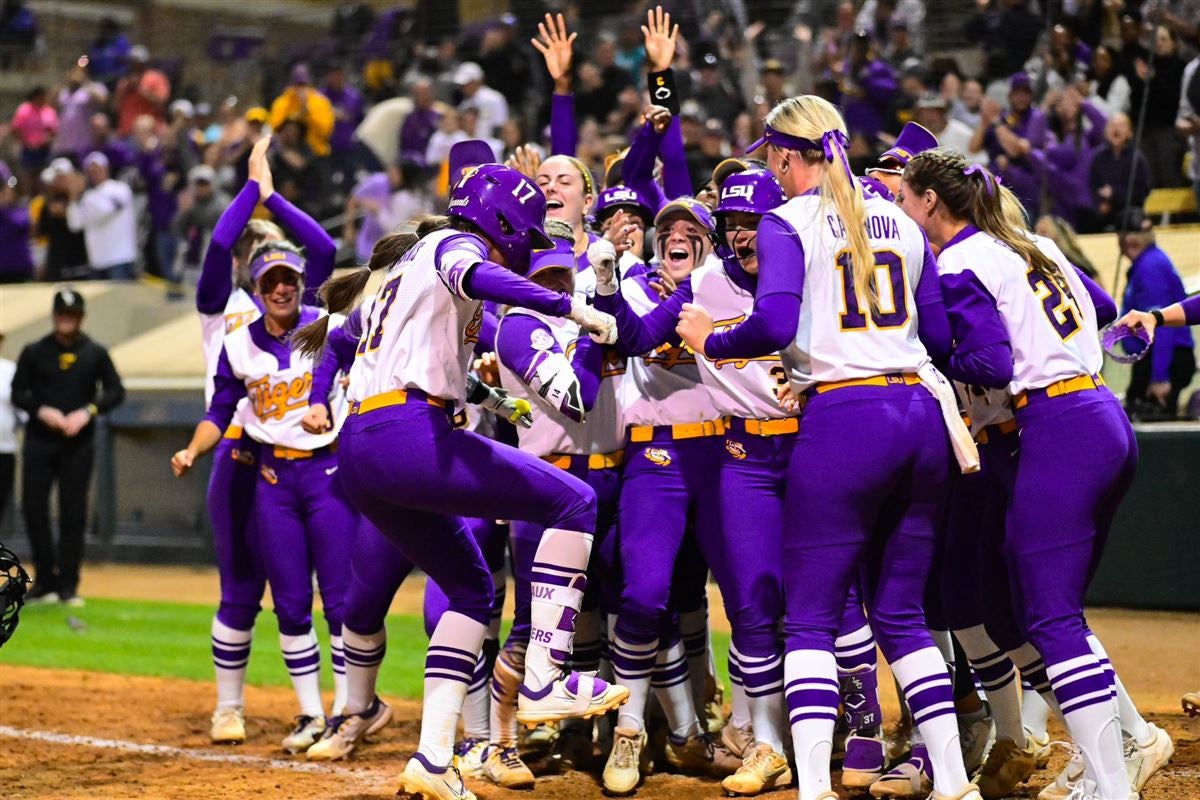 No. 6 LSU softball walks it off in series opener against Texas A&M