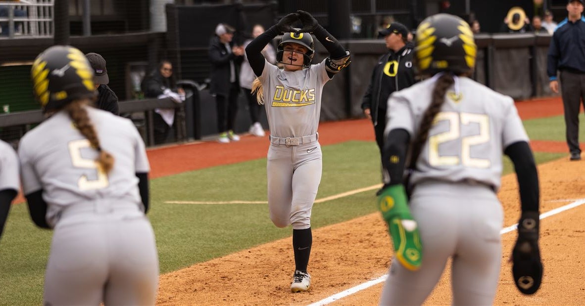 Oregon softball splits Sunday double-header with Washington, takes first Big Ten series win