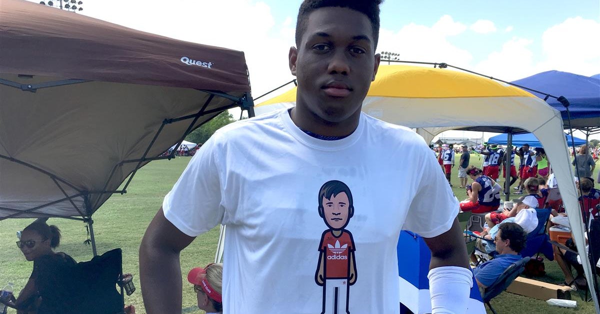 Ehlinger makes a t-shirt of himself, gives to Jones to wear