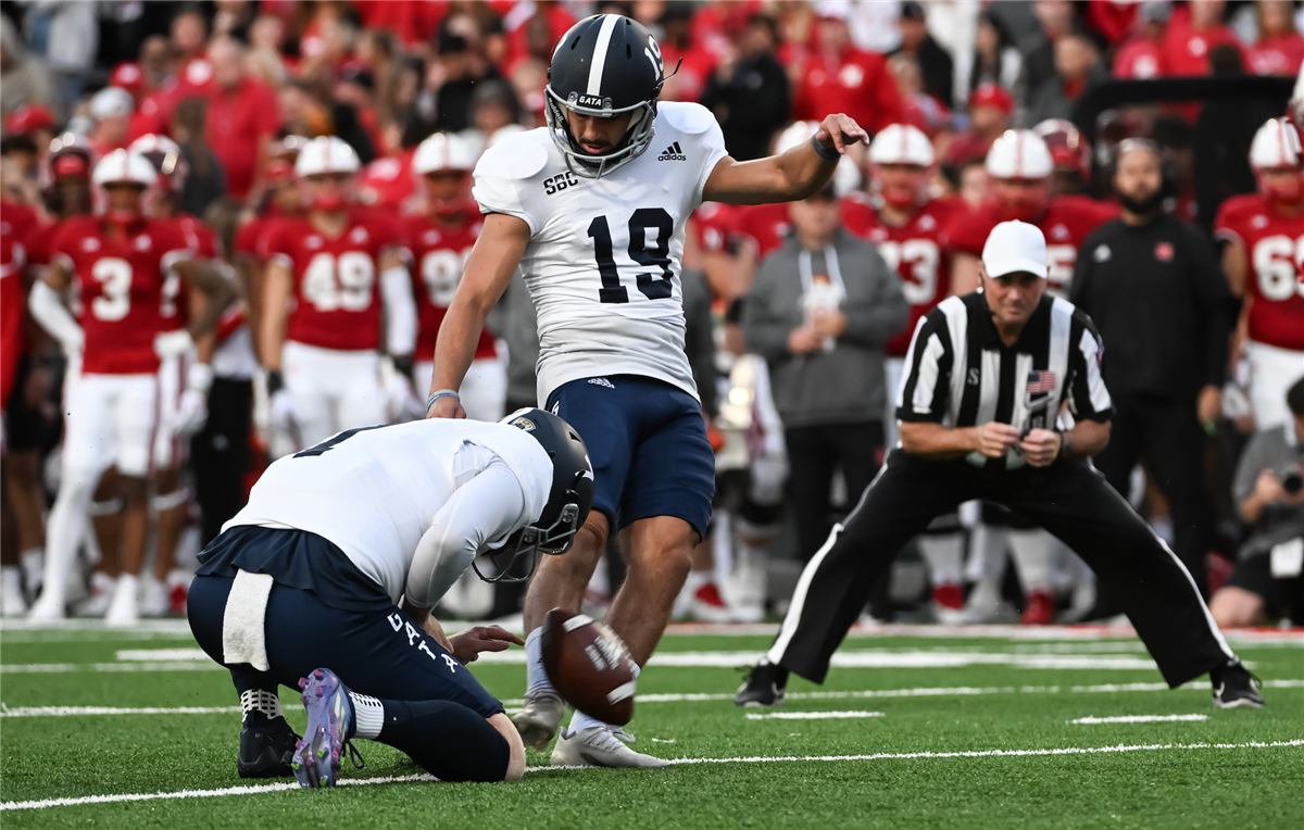 Georgia Southern Eagles punter Alex Smith keeps it himself for 18