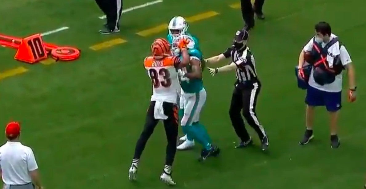 Miami Dolphins ejection: Xavien Howard, Bengals' Tyler Boyd fight