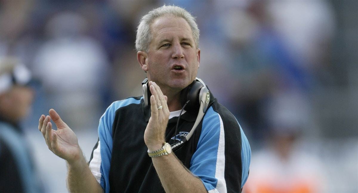 Photo: Carolina Panthers head coach John Fox (L) congratulates