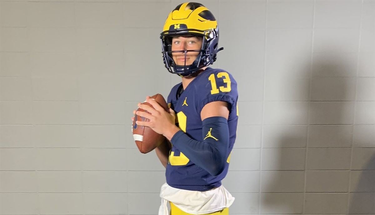 Michigan QB wears 'Free Harbaugh' shirt, leads tribute to suspended coach